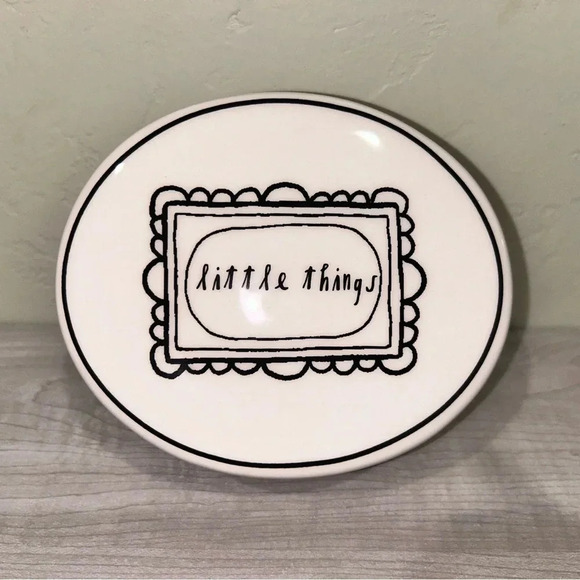 RAE DUNN ARTISAN COLLECTION CERAMIC OVAL KEEPSAKE DISH WITH LID. DESIGNER. NEW! - Picture 1 of 4